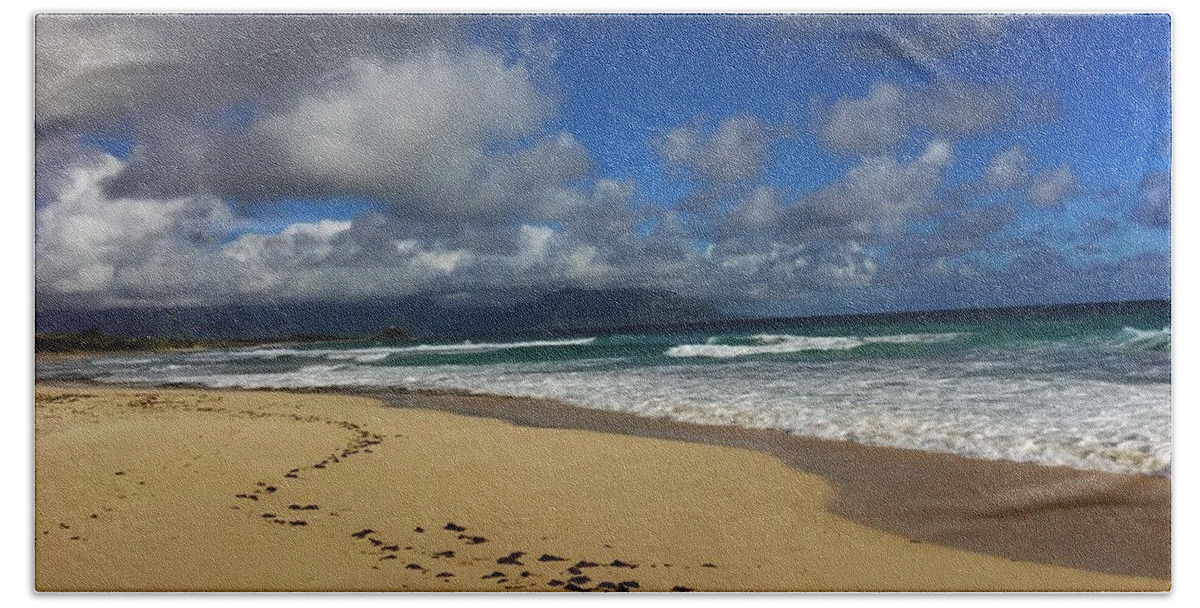 Beach Bath Towel featuring the photograph Footprints by Todd Aaron