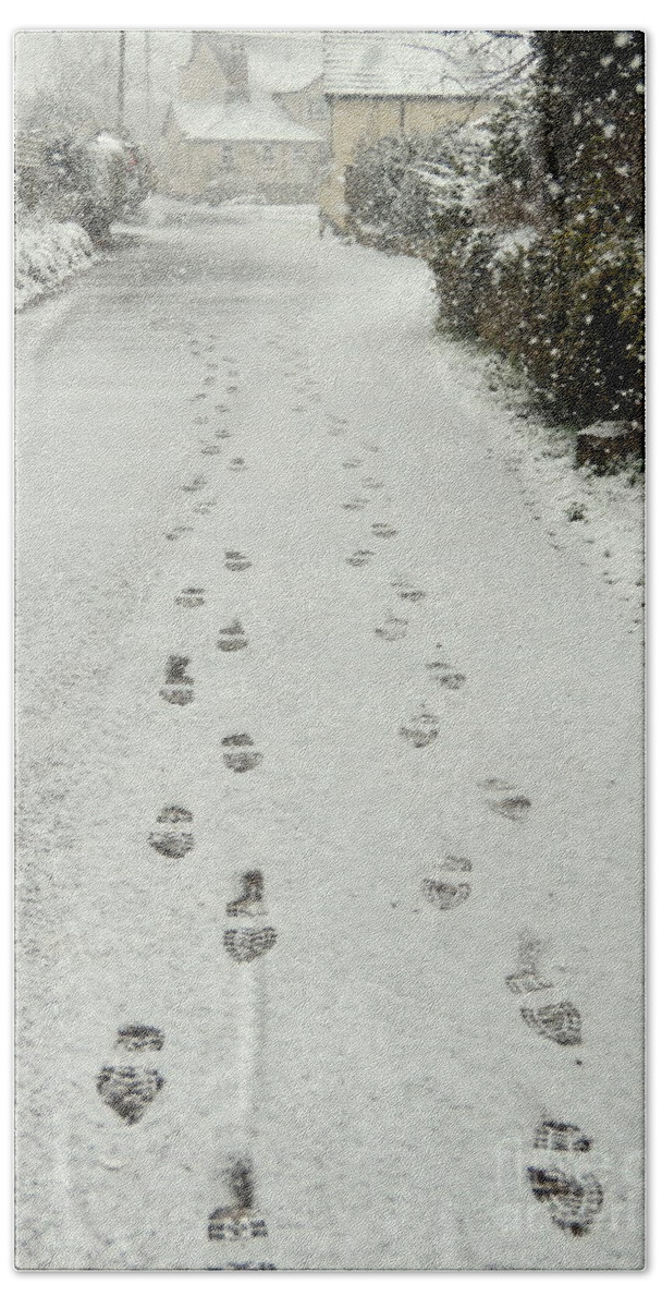 Footsteps Bath Towel featuring the photograph Footsteps by Andy Thompson