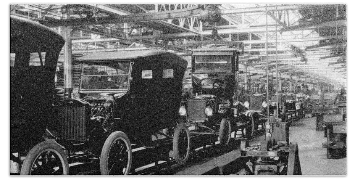 Technology Bath Towel featuring the photograph Ford Model T Assembly Line, 1920s by Science Source