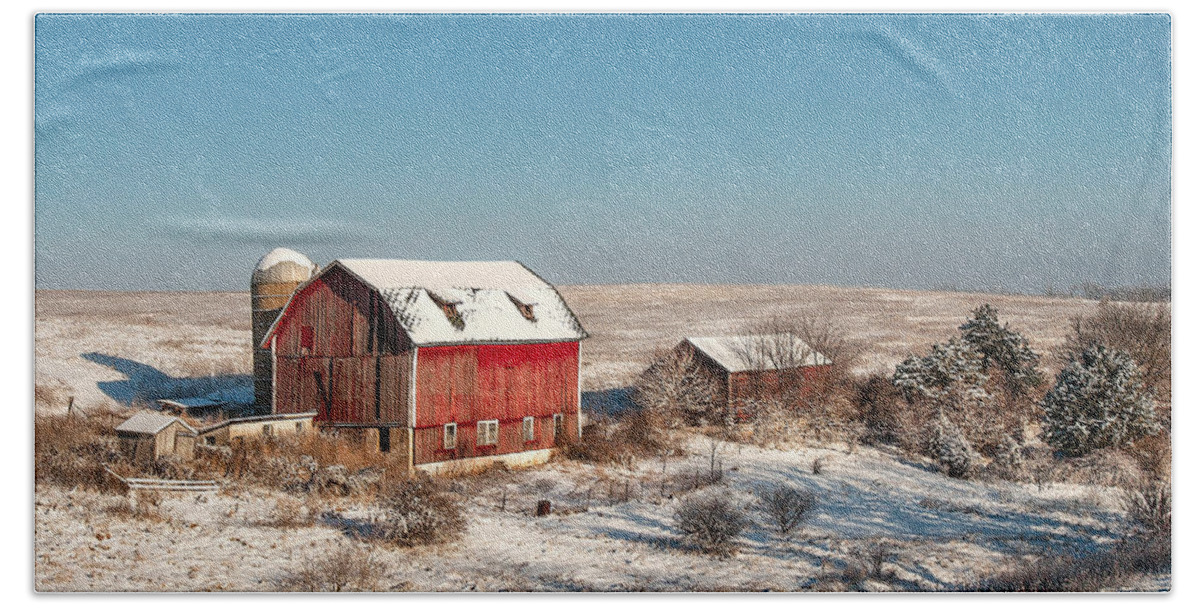 Barn Bath Towel featuring the photograph Forgotten Farm by Todd Klassy