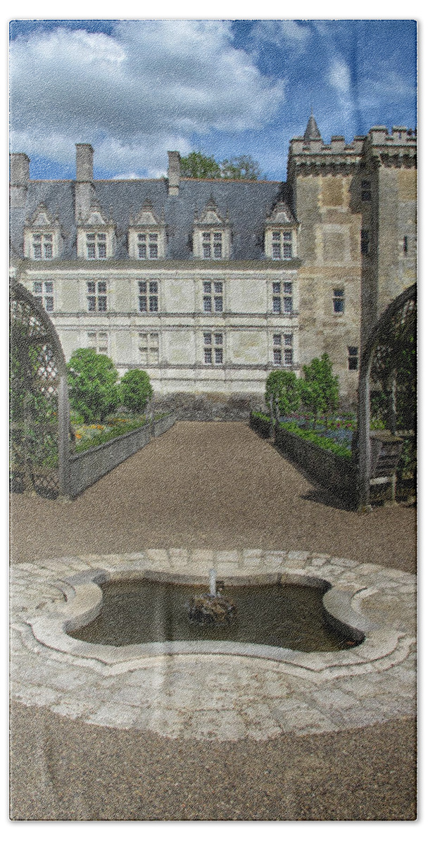Fountain Bath Towel featuring the photograph Fountain At Chateau de Villandry by Dave Mills