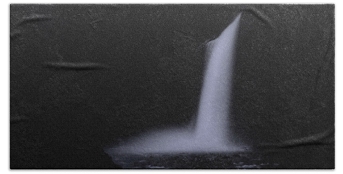 Flowing Bath Towel featuring the photograph Franklin Falls Black and White 2 by Pelo Blanco Photo
