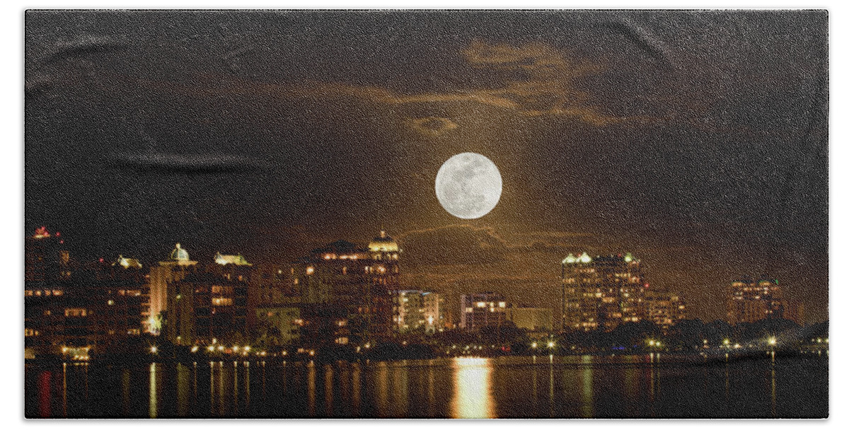 Moonrise Shoot Bath Towel featuring the photograph Full Moon Rising Over Sarasota by Richard Goldman