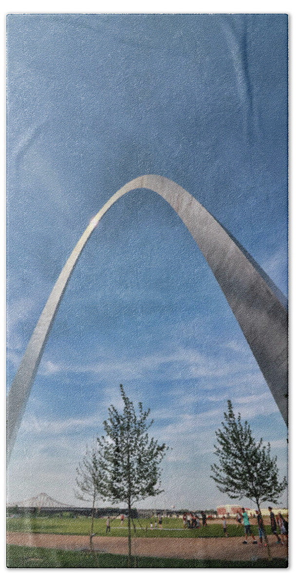 Missouri Bath Towel featuring the photograph Gateway Arch by Allen Beatty