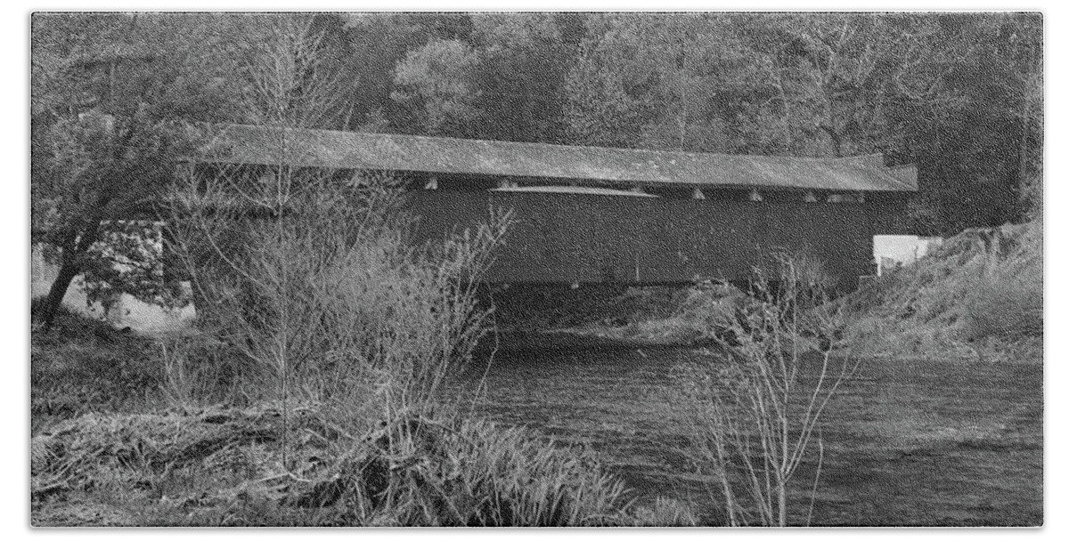 Covered Hand Towel featuring the photograph Geiger Covered Bridge b/w by Jennifer Ancker