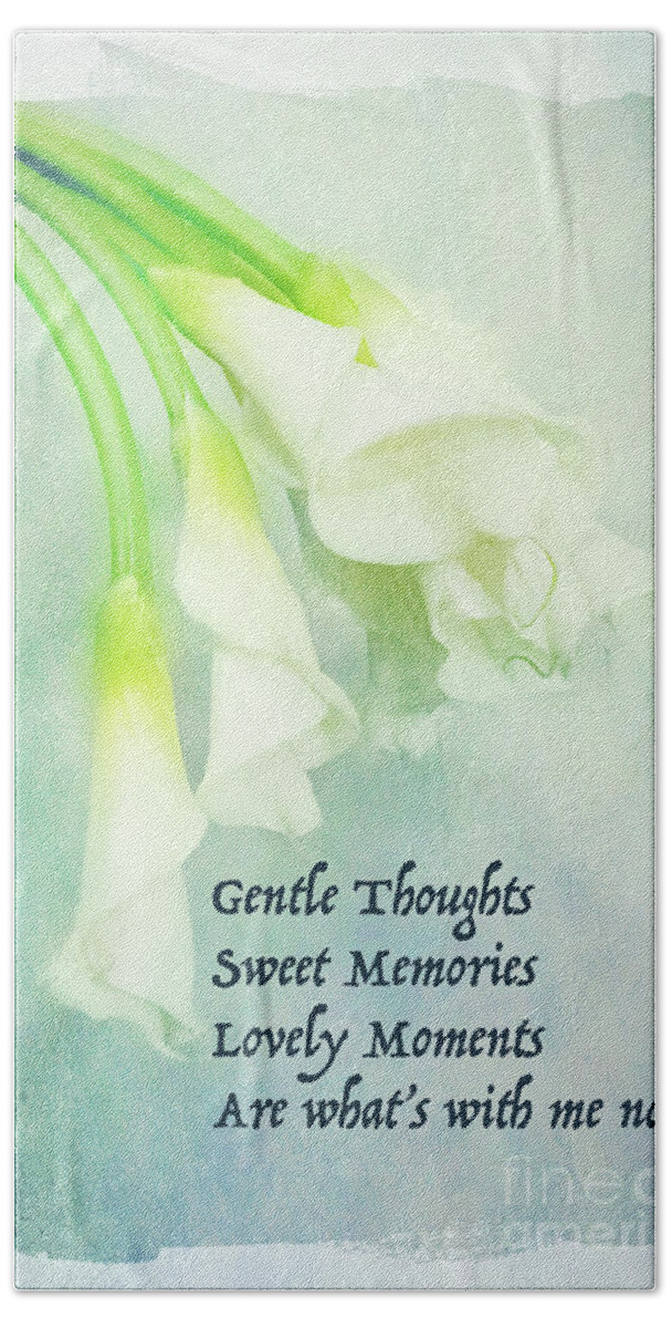 Calla Hand Towel featuring the photograph Gentle Thoughts by Marilyn Cornwell