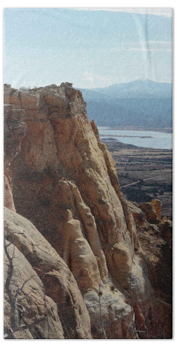 Ghost Ranch Bath Towel featuring the photograph Ghost Ranch by David Diaz