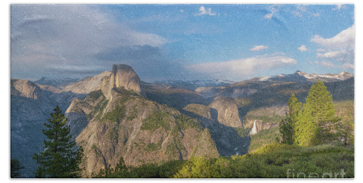 Yosemite Valley Bath Towel featuring the photograph Glacier Point Amphitheater by Michael Ver Sprill