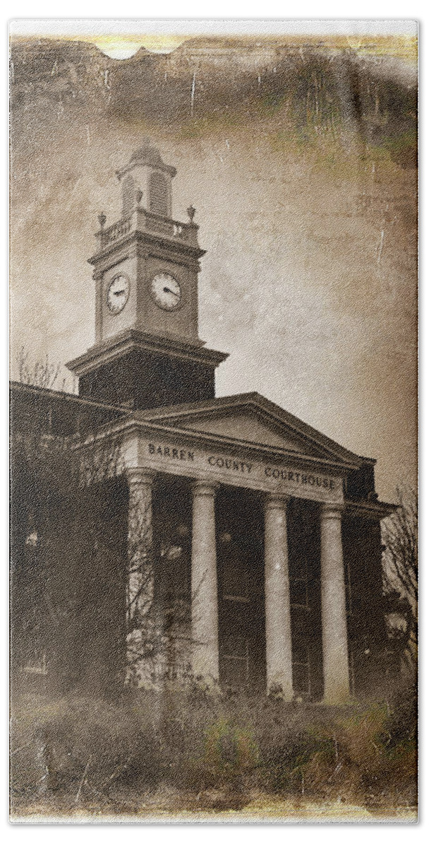 Vintage Bath Towel featuring the photograph Glasgow KY Courthouse by Amber Flowers