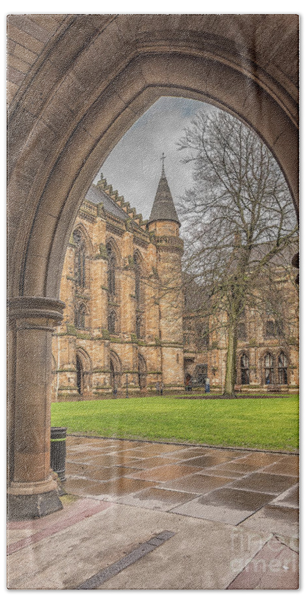 Glasgow Bath Towel featuring the photograph Glasgow University ThroughThe Archway by Antony McAulay