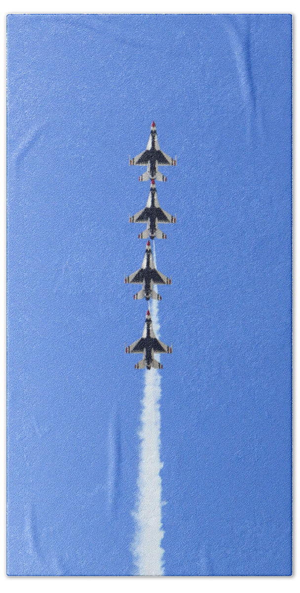 F-16 Bath Towel featuring the photograph Going Vertical by Shoal Hollingsworth