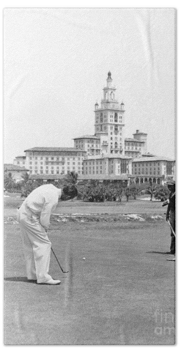 1940s Bath Towel featuring the photograph Golfing At The Biltmore, Miami by H. Armstrong Roberts/ClassicStock