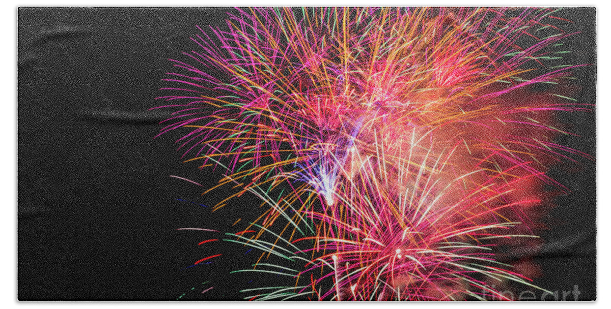 Fireworks Bath Towel featuring the photograph Grand Finale by Suzanne Luft