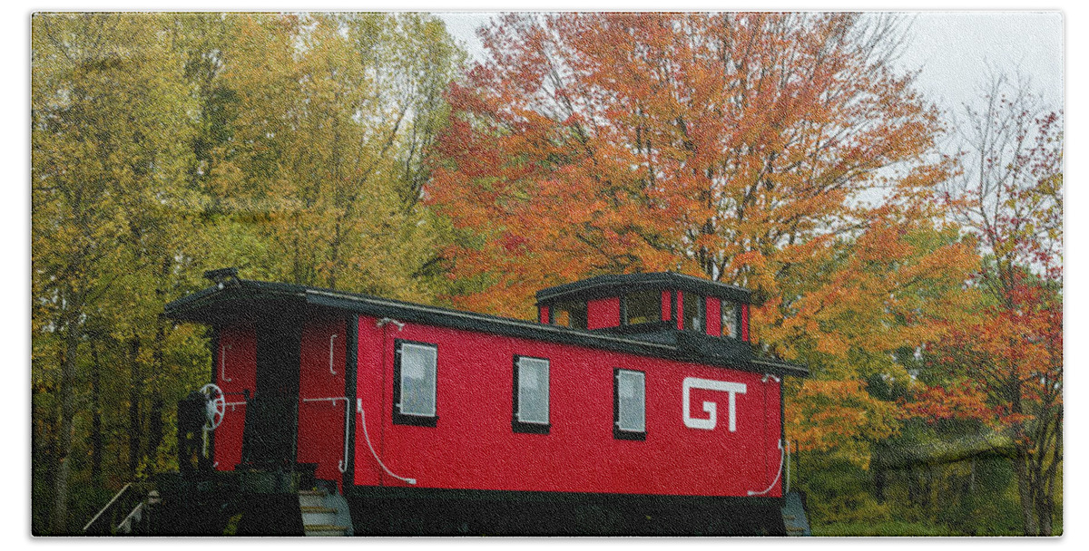 Train Bath Towel featuring the photograph GT Caboose by Steve L'Italien