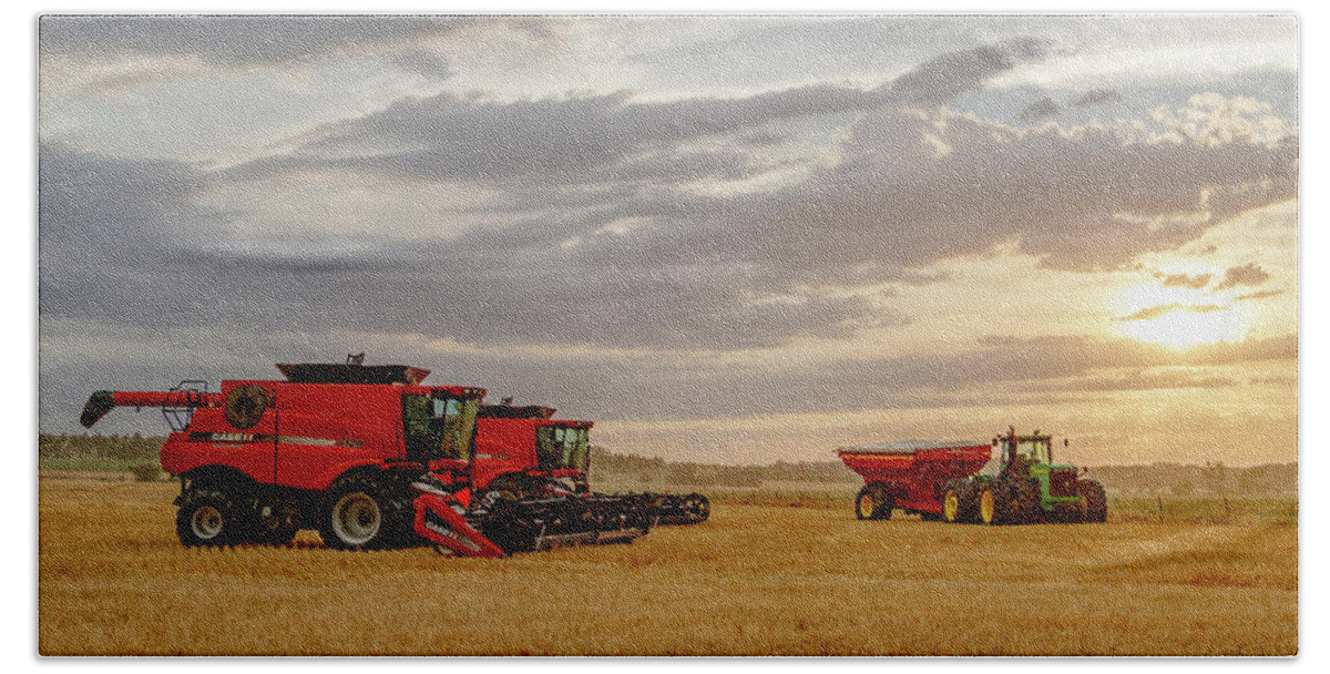 Kansas Bath Towel featuring the photograph Harvest Delayed by Rob Graham