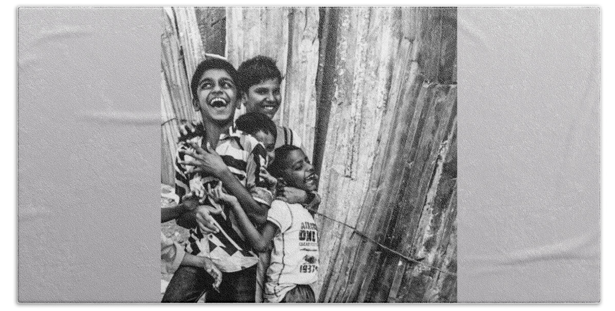  Hand Towel featuring the photograph Having Fun With Street Kids In India by Aleck Cartwright