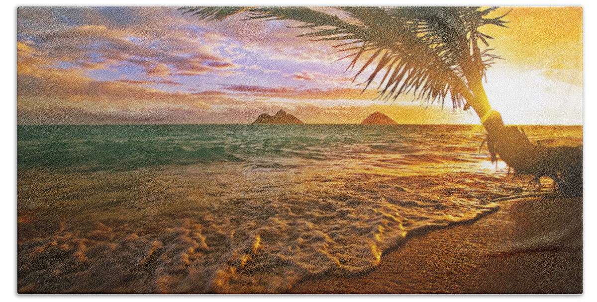 Beach Bath Towel featuring the photograph Hawaii Lanikai Sunrise by Tomas del Amo - Printscapes