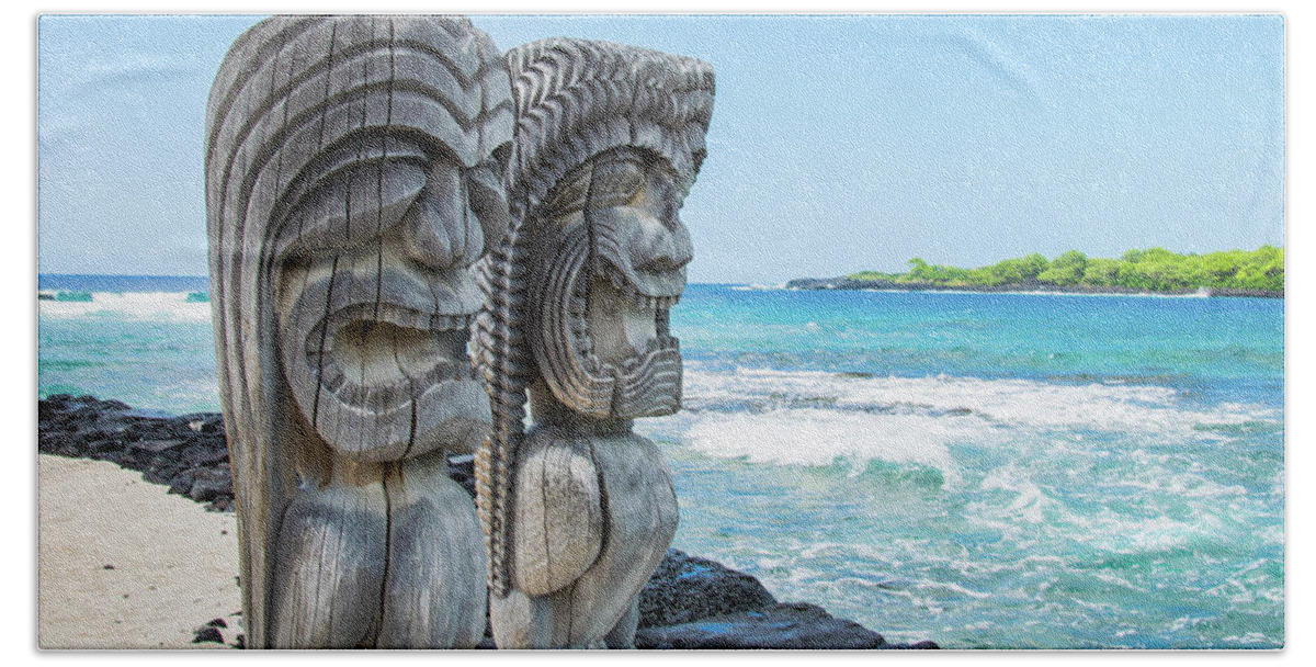 Island Hand Towel featuring the photograph Hawaiian Style Tiki by David A Litman