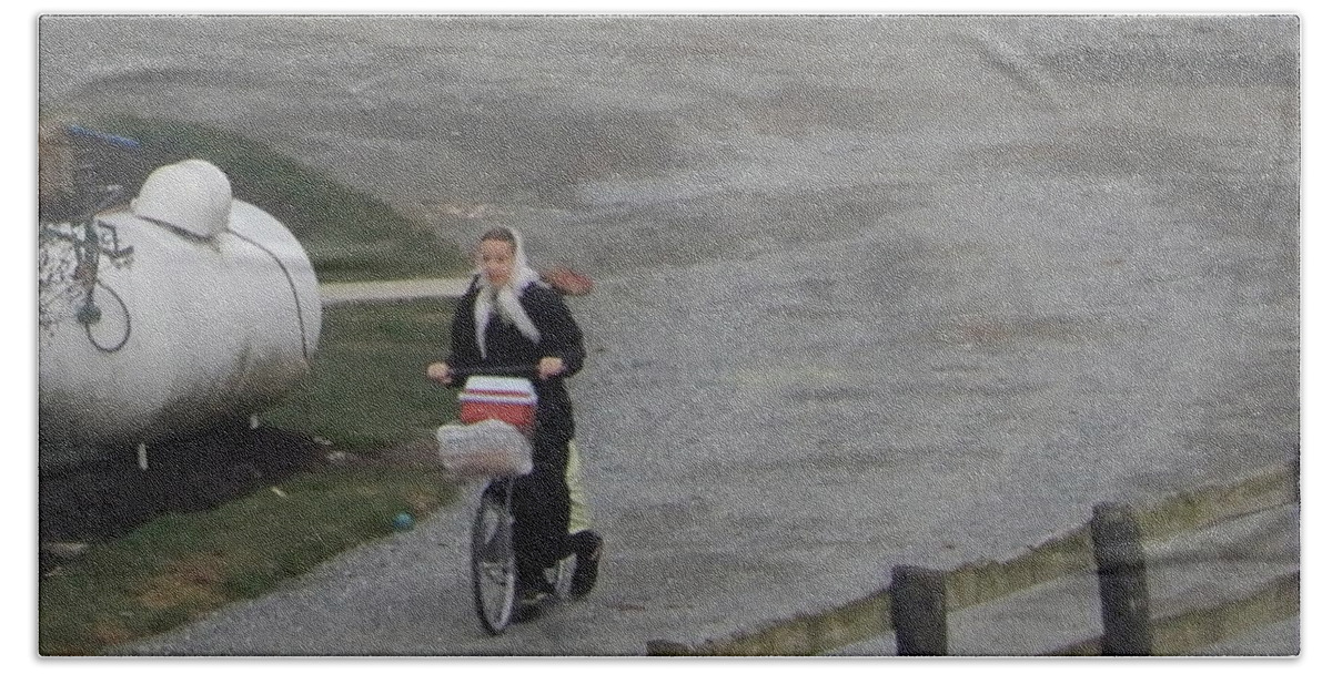Amish Hand Towel featuring the photograph Heading Off to School by Christine Clark