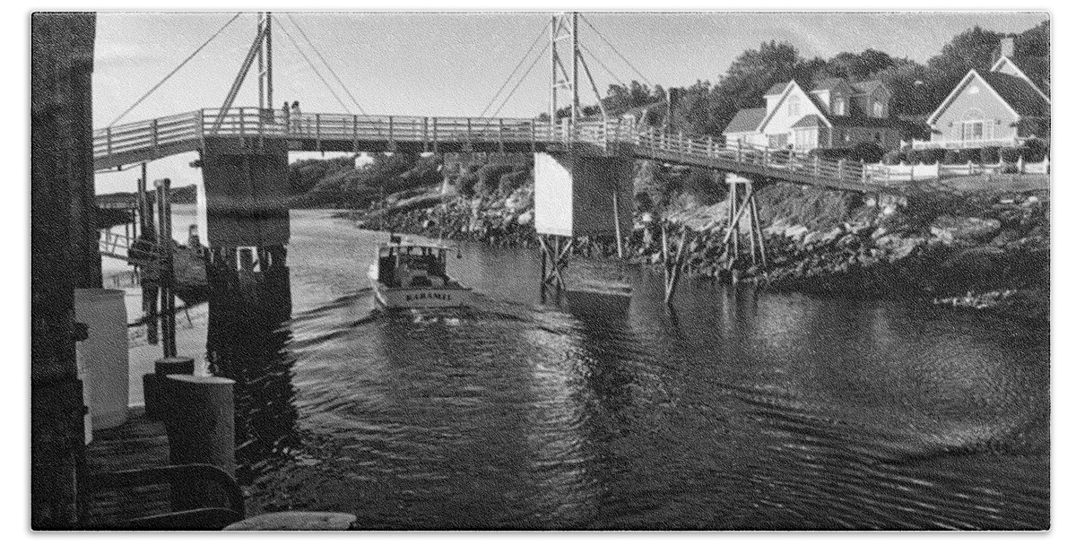 Maine Bath Towel featuring the photograph Heading to Sea - Perkins Cove - Maine by Steven Ralser