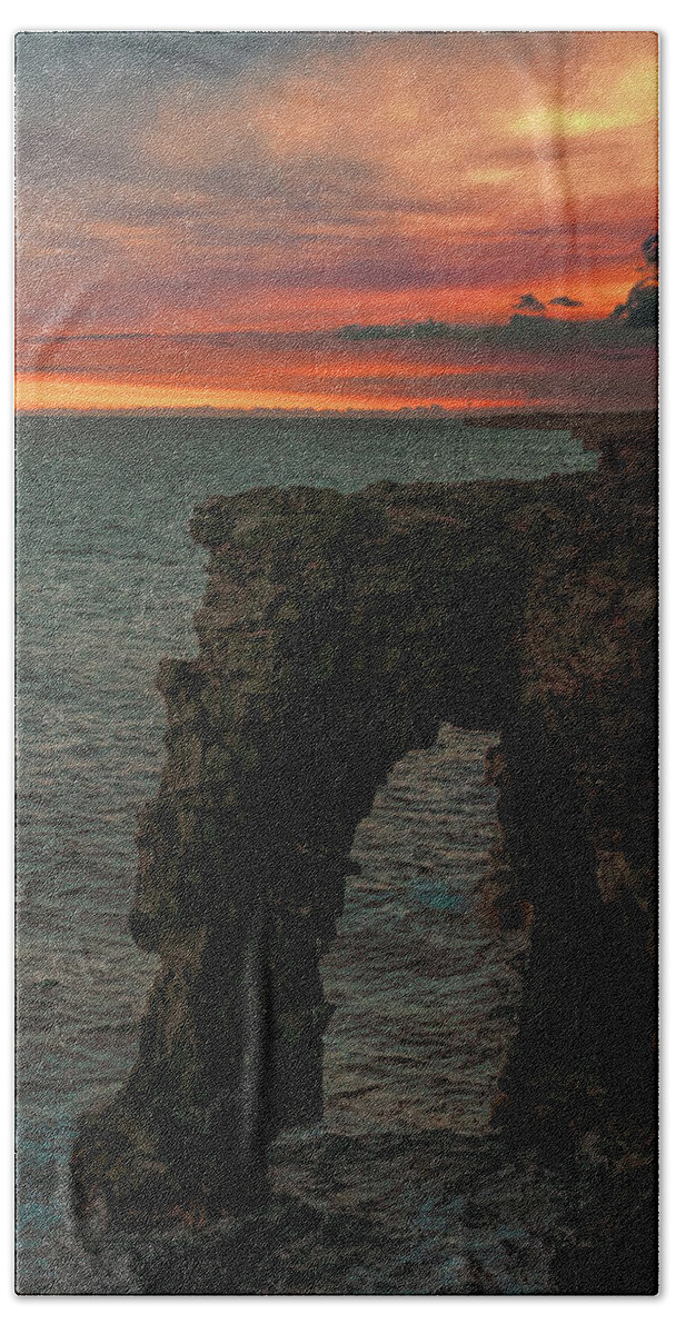Holei Sea Arch Hand Towel featuring the photograph Holei Sea Arch by Susan Rissi Tregoning