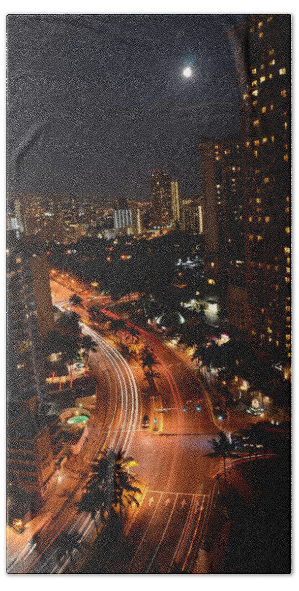 Hawaii Bath Towel featuring the photograph Honolulu at Night 2 by Amy Fose