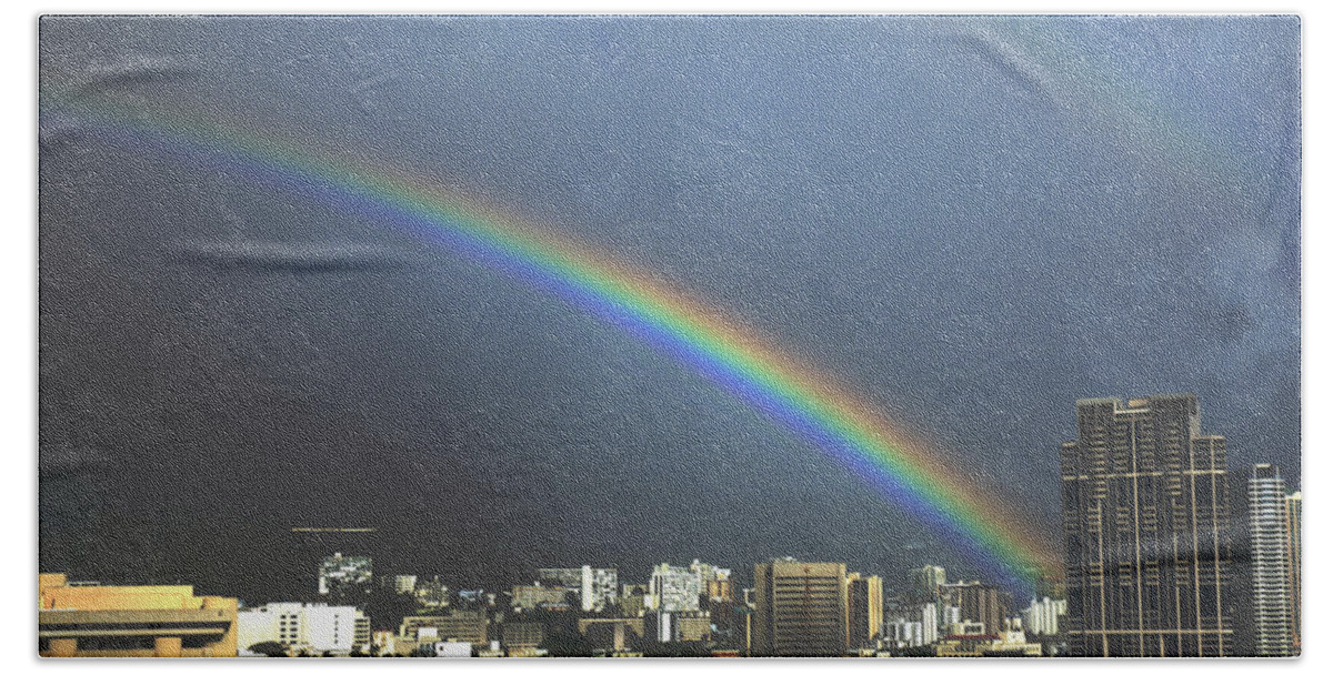Honolulu Bath Towel featuring the photograph Honolulu Rainbow by Richard Henne