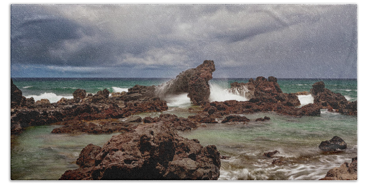 Seascapes Bath Towel featuring the photograph Ho'okipa Storm Surge by Susan Rissi Tregoning
