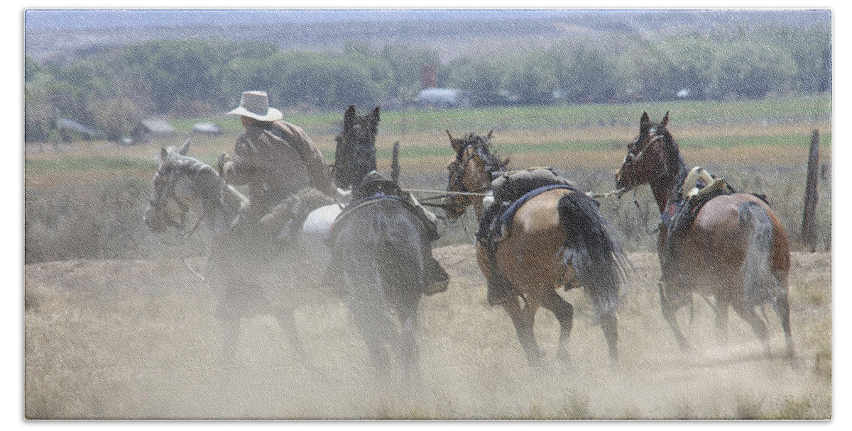 Cowboy Bath Towel featuring the photograph Horse Thief by Jerry McElroy