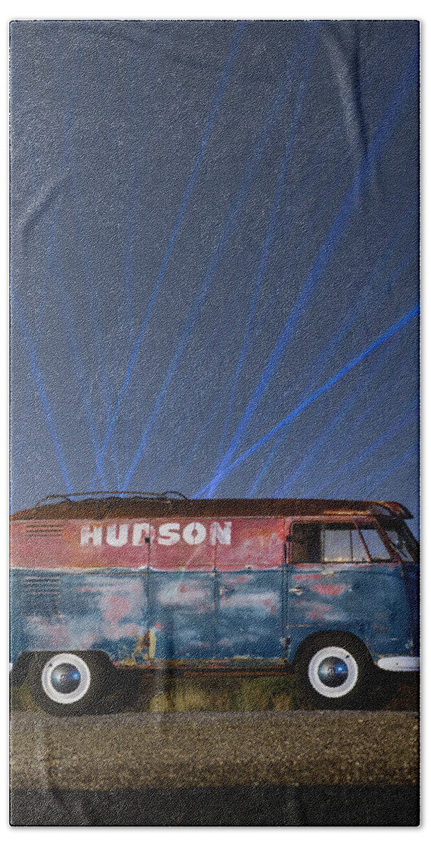 Night Bath Towel featuring the photograph Hudson Barndoor VW Bus With Laser Lights by Richard Kimbrough