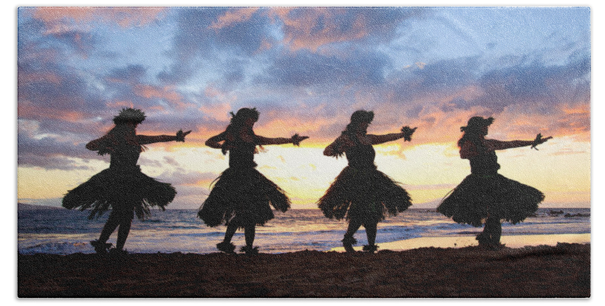 Hawaii Bath Towel featuring the photograph Hula At Sunset by David Olsen