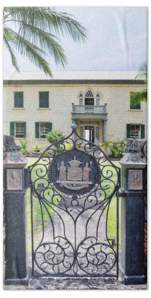 Hulihee Palace Bath Towel featuring the photograph Hulihe'e Palace Gate by Susan Rissi Tregoning