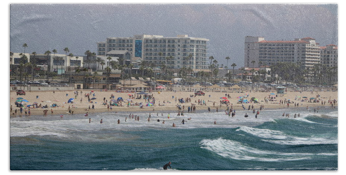 Beach Scene Bath Towel featuring the photograph Huntington Beach Scene Summer 2017 by Colleen Cornelius