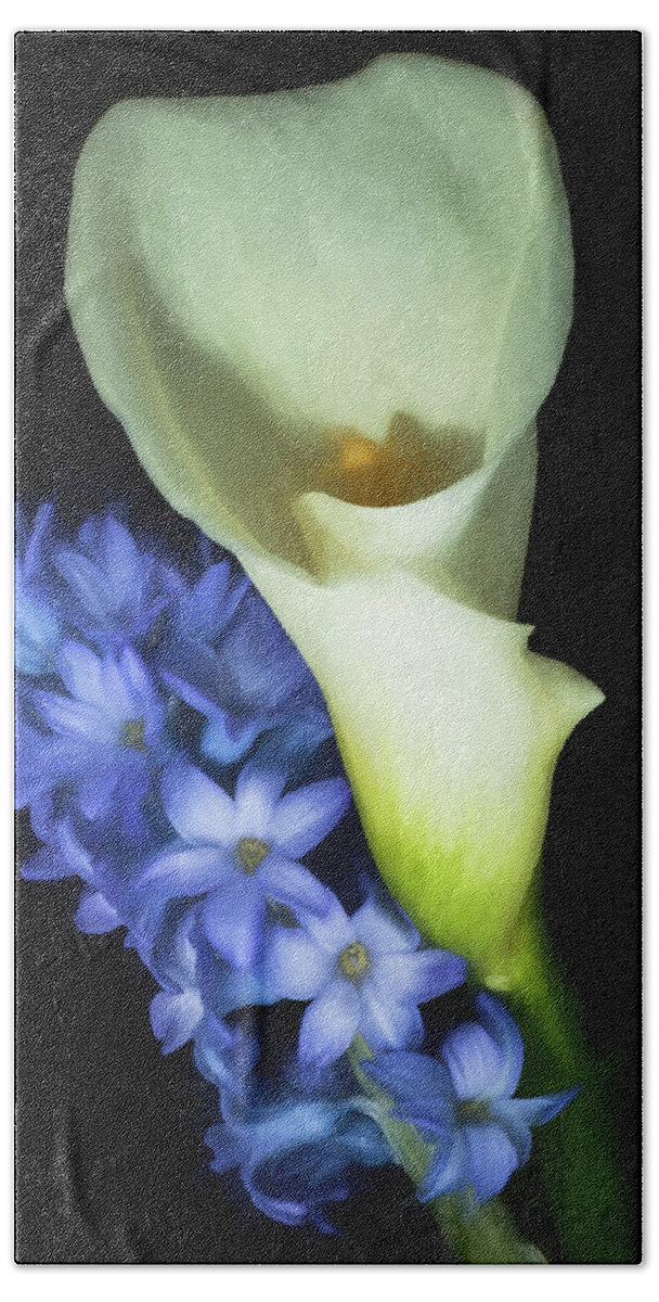 Lily Bath Towel featuring the photograph Hyacinth and Calla Lily by John Roach