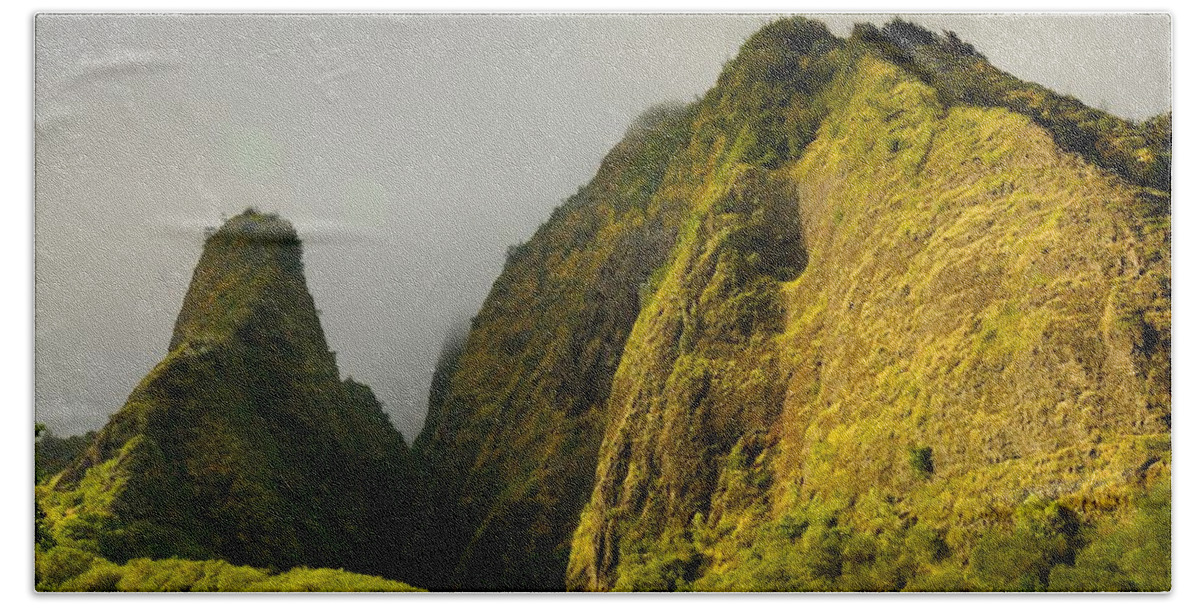 Maui Bath Towel featuring the photograph Iao Needle and Mountain by Richard Omura