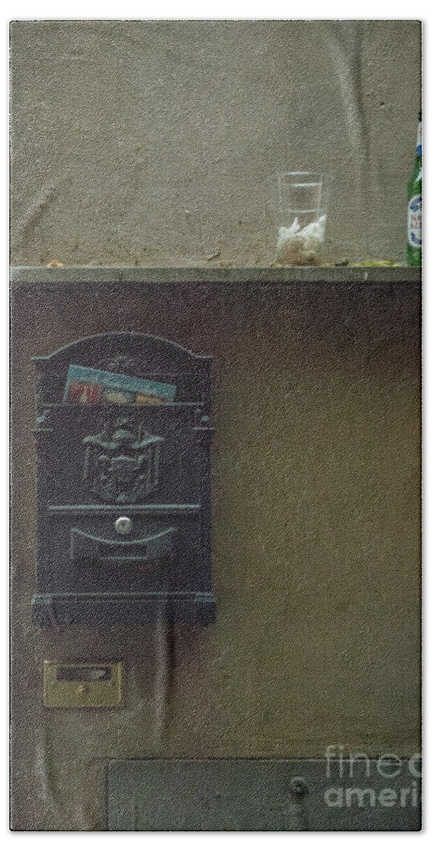 Dar Poeta Bath Towel featuring the photograph Italian Mail by Joseph Yarbrough