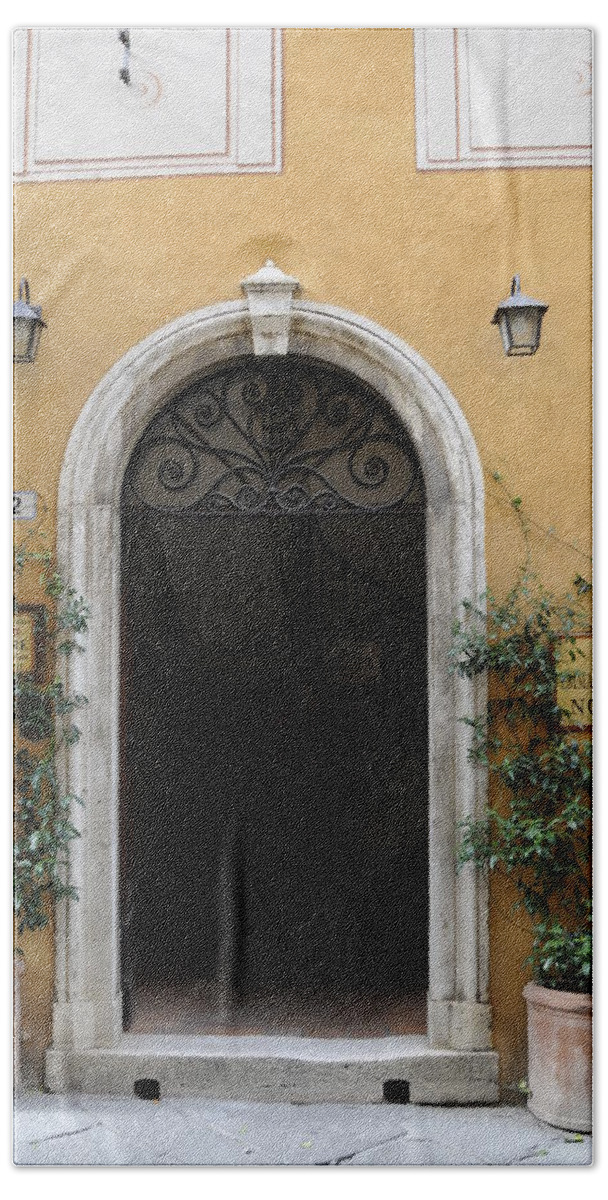 Europe Bath Towel featuring the photograph Italy - Door Thirteen by Jim Benest