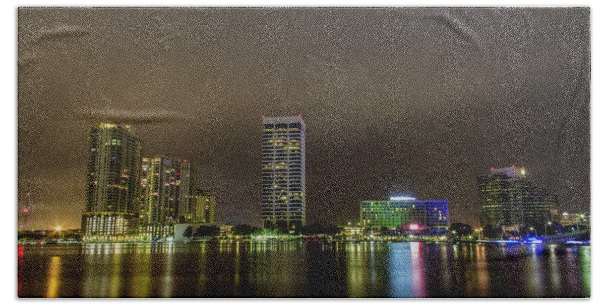 Jacksonville Bath Towel featuring the photograph Jacksonville Landing by Kenny Thomas