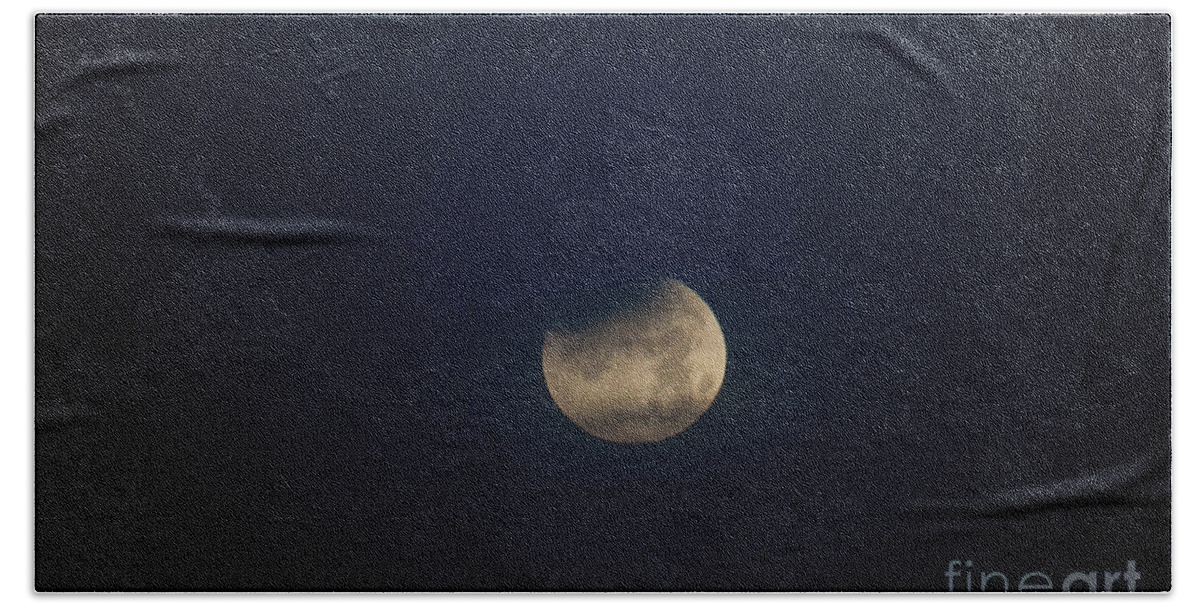 Super Blue Blood Moon Bath Towel featuring the photograph January 31, 2018 by Dale Powell