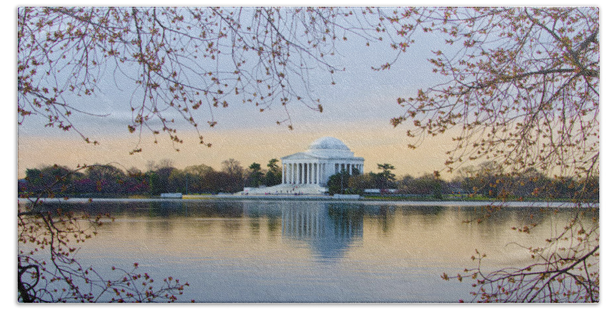 Jefferson Bath Towel featuring the photograph Jefferson Memorial in Spring by Bill Cannon