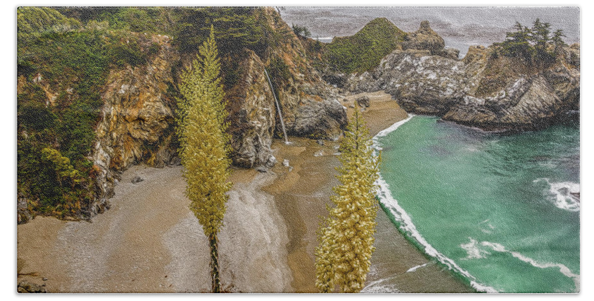 Landscape Hand Towel featuring the photograph Julia Pfeiffer Burns State Park by Maria Coulson