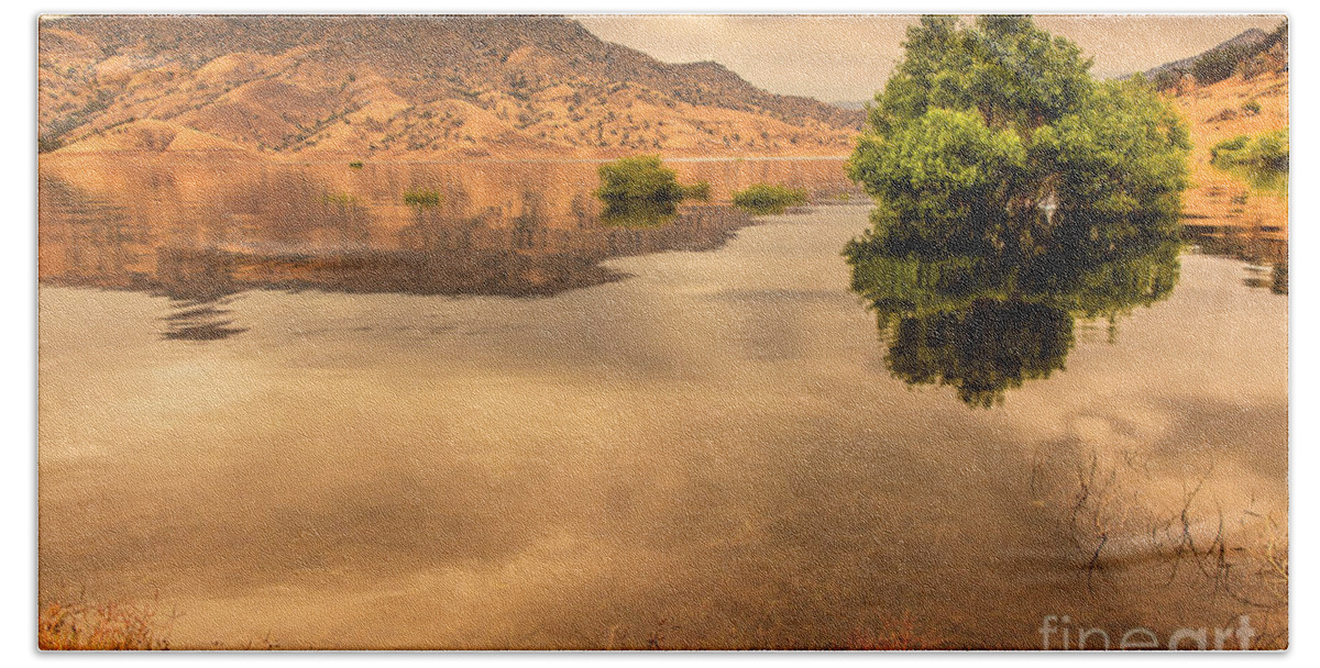 Lake Kaweah Bath Towel featuring the photograph Kaweah Lake California 4 by Ben Graham
