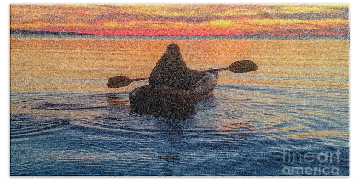 Kayaking Bath Towel featuring the photograph Kayaking Into The Sunset -4422 by Norris Seward