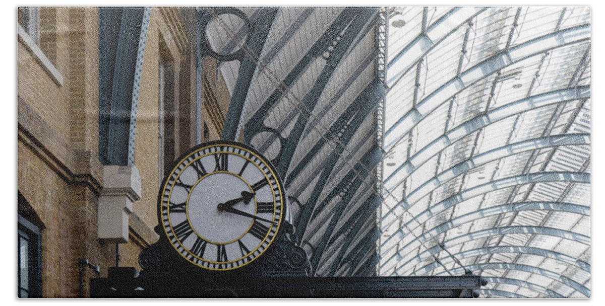 Clock Bath Towel featuring the photograph Kings Cross Clock by Roger Lighterness