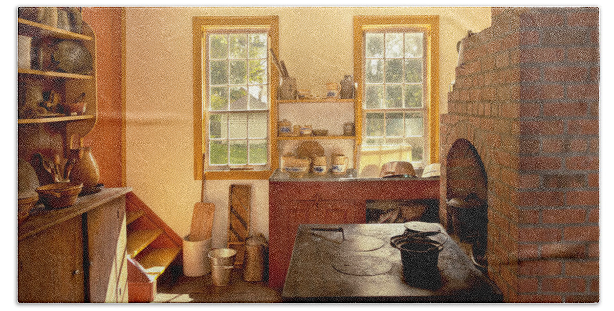 Primitive Bath Towel featuring the photograph Kitchen - An 1840's Kitchen by Mike Savad