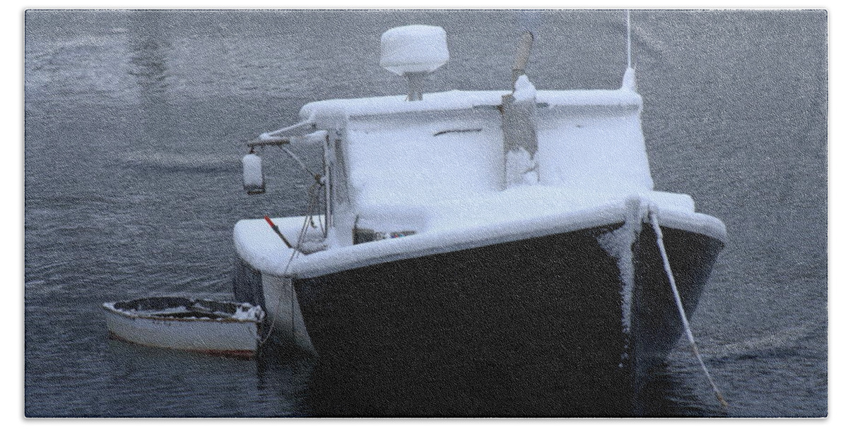 Seascape Bath Towel featuring the photograph Laboat In The Snow by Doug Mills