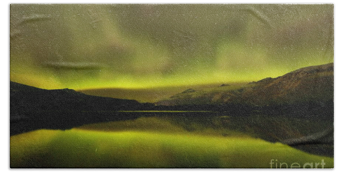 Northern Lights Bath Towel featuring the photograph Lac Edith Northern Light Show by Adam Jewell
