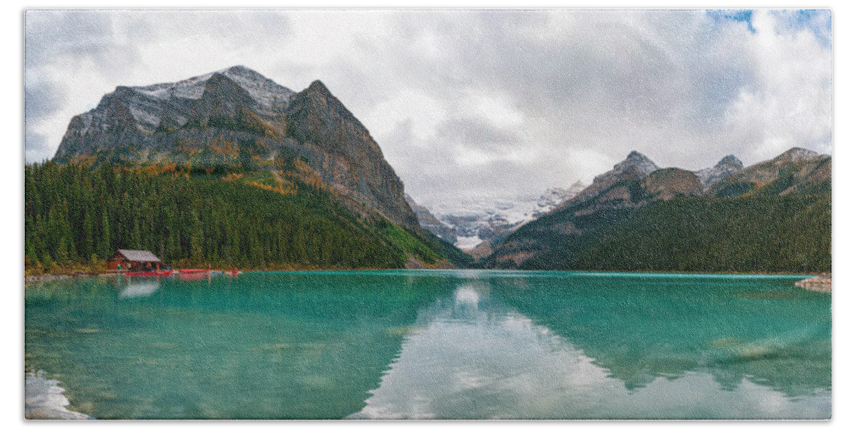 Sky Bath Towel featuring the photograph Lake Louise by U Schade