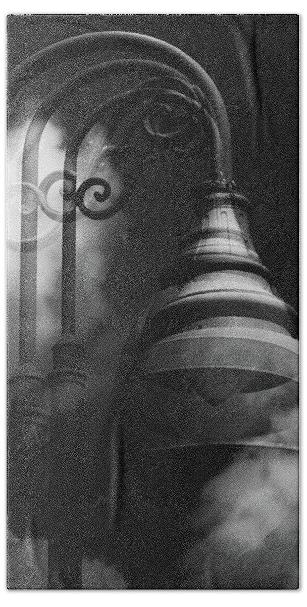 Lamppost Bath Towel featuring the photograph Lamp Post by Michael Arend