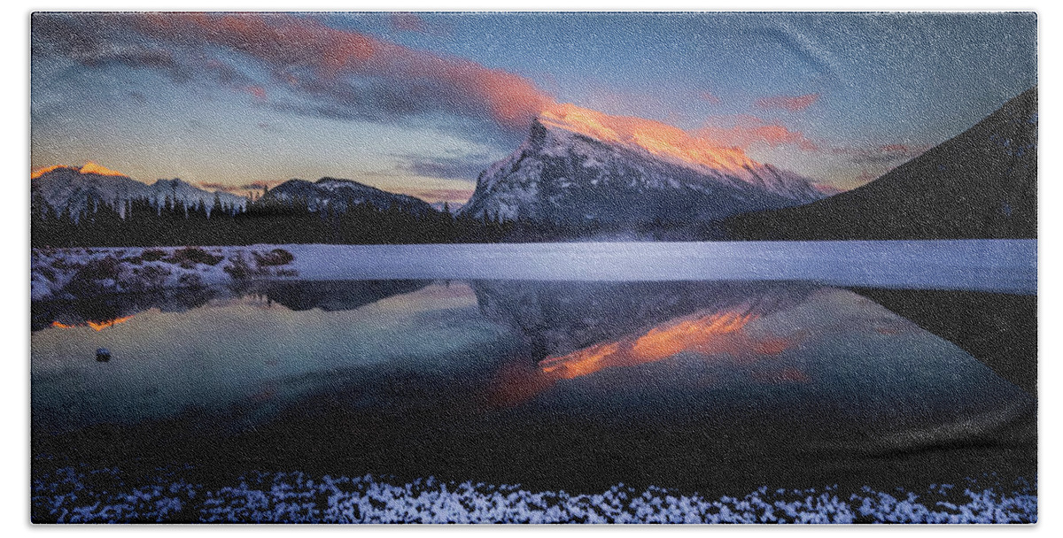 Canada Bath Towel featuring the photograph Last Light on Mount Rundle by Peter OReilly